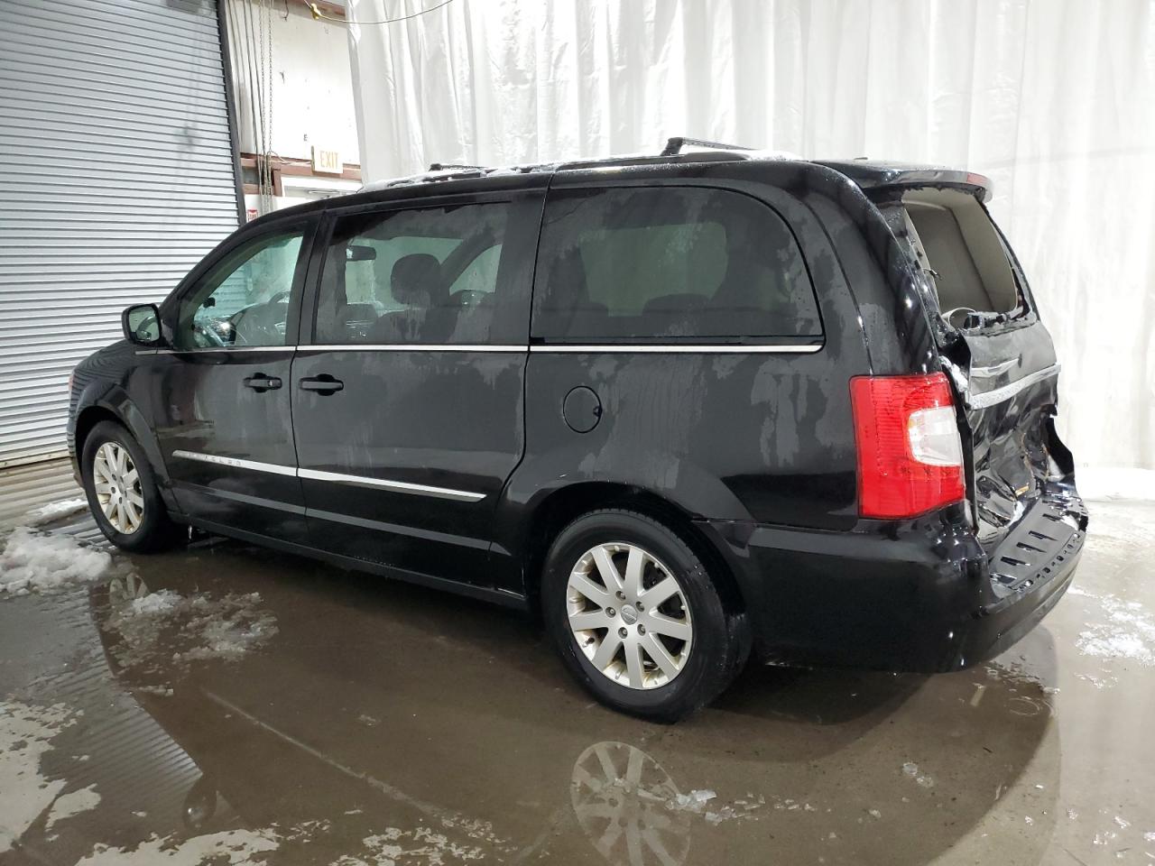 2016 Chrysler Town & Country - Image 2