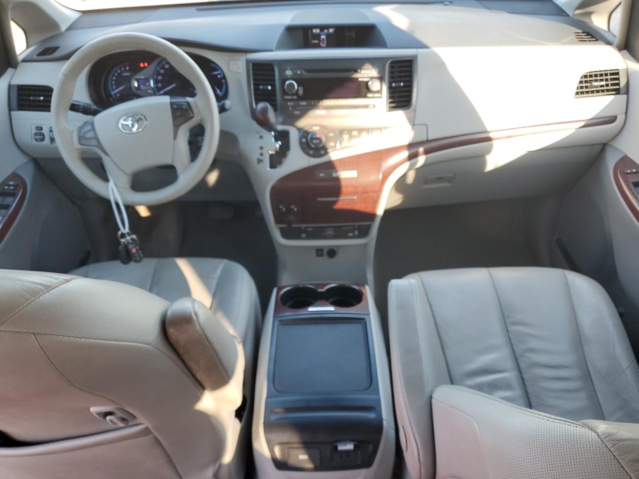 2012 Toyota Sienna - Image 8