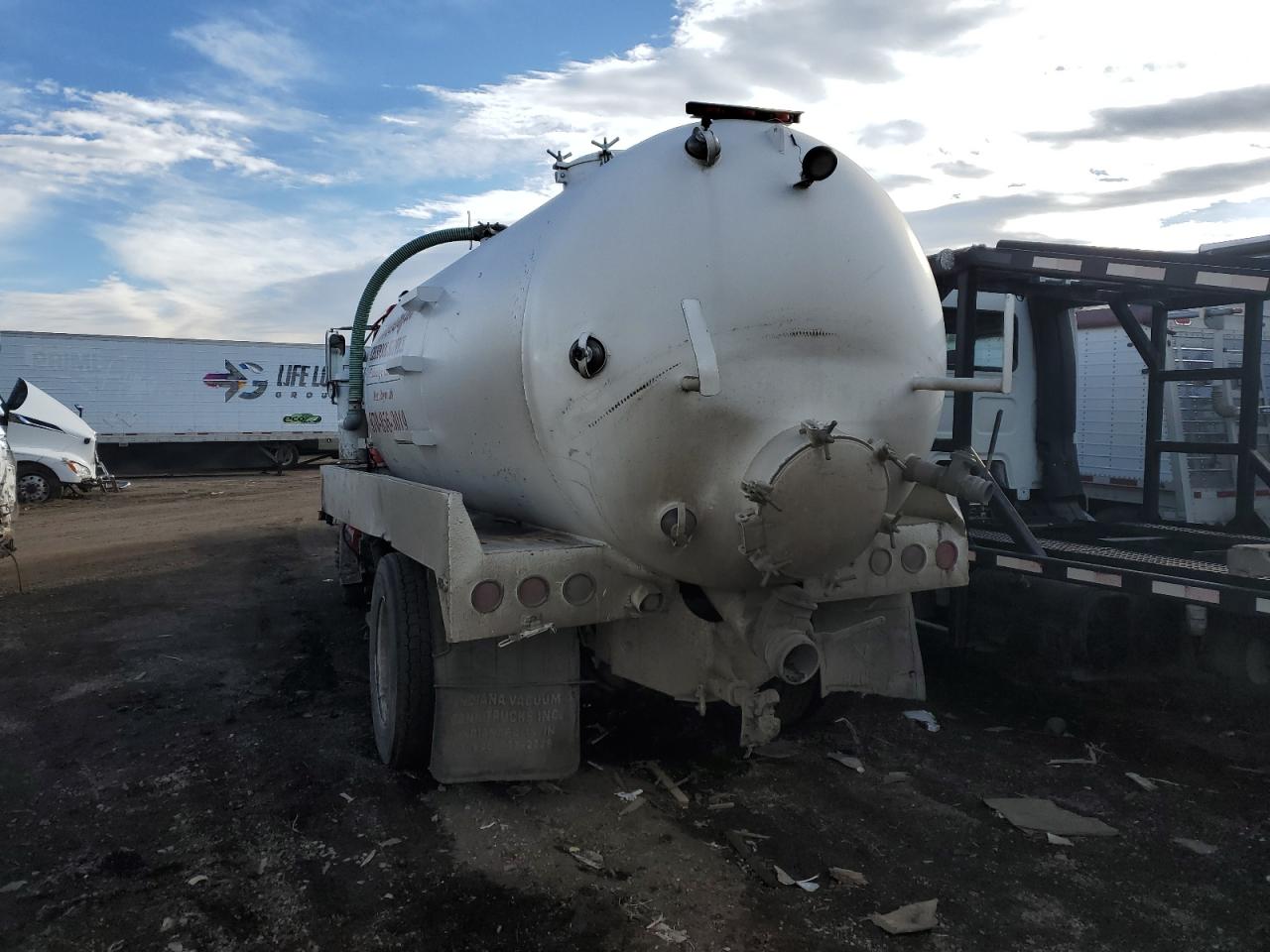 2000 International 8100 Tank Truck red truck diesel 1HSHBADN4YH251813 photo #4