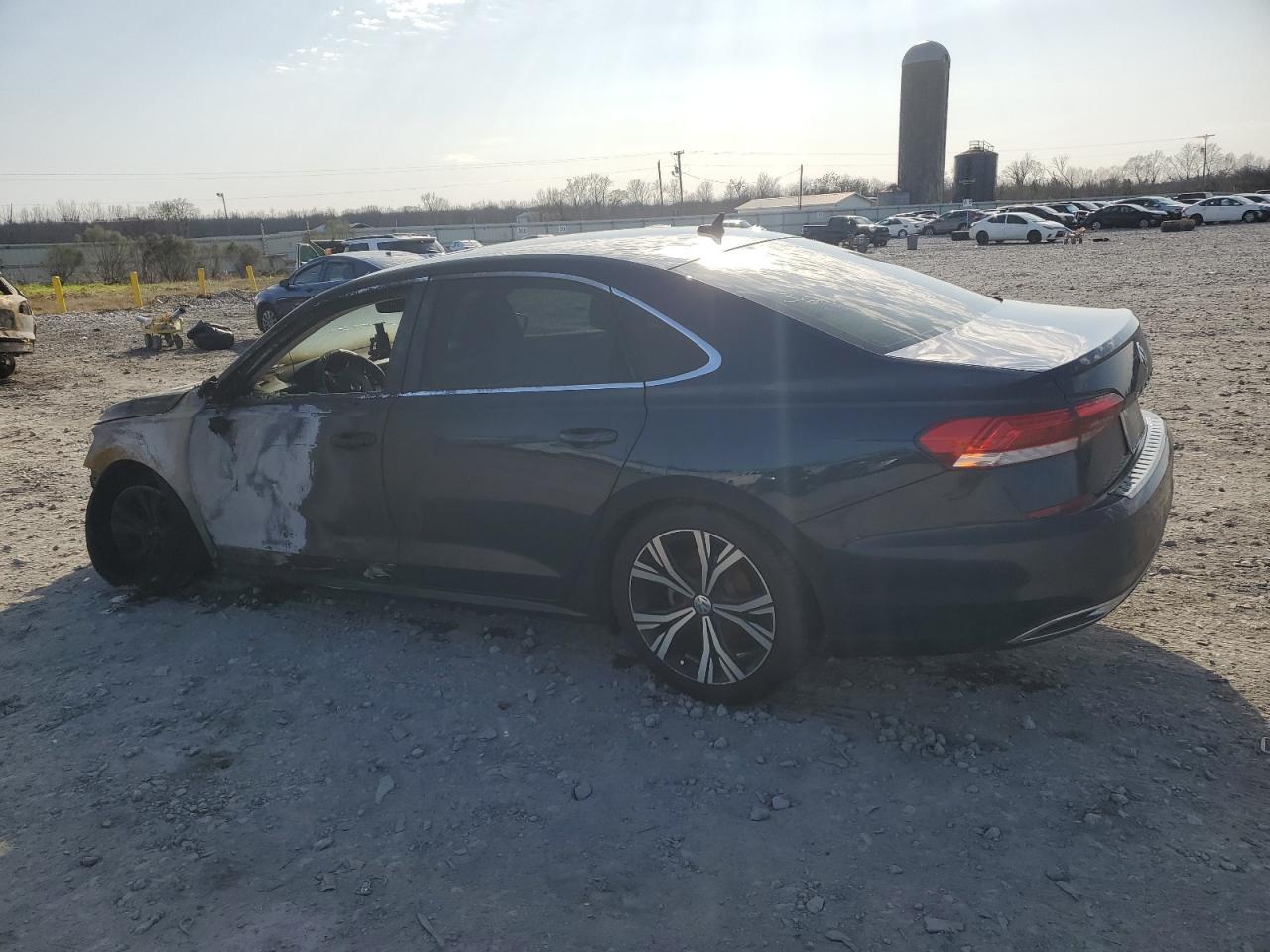 2021 Volkswagen Passat - Image 2