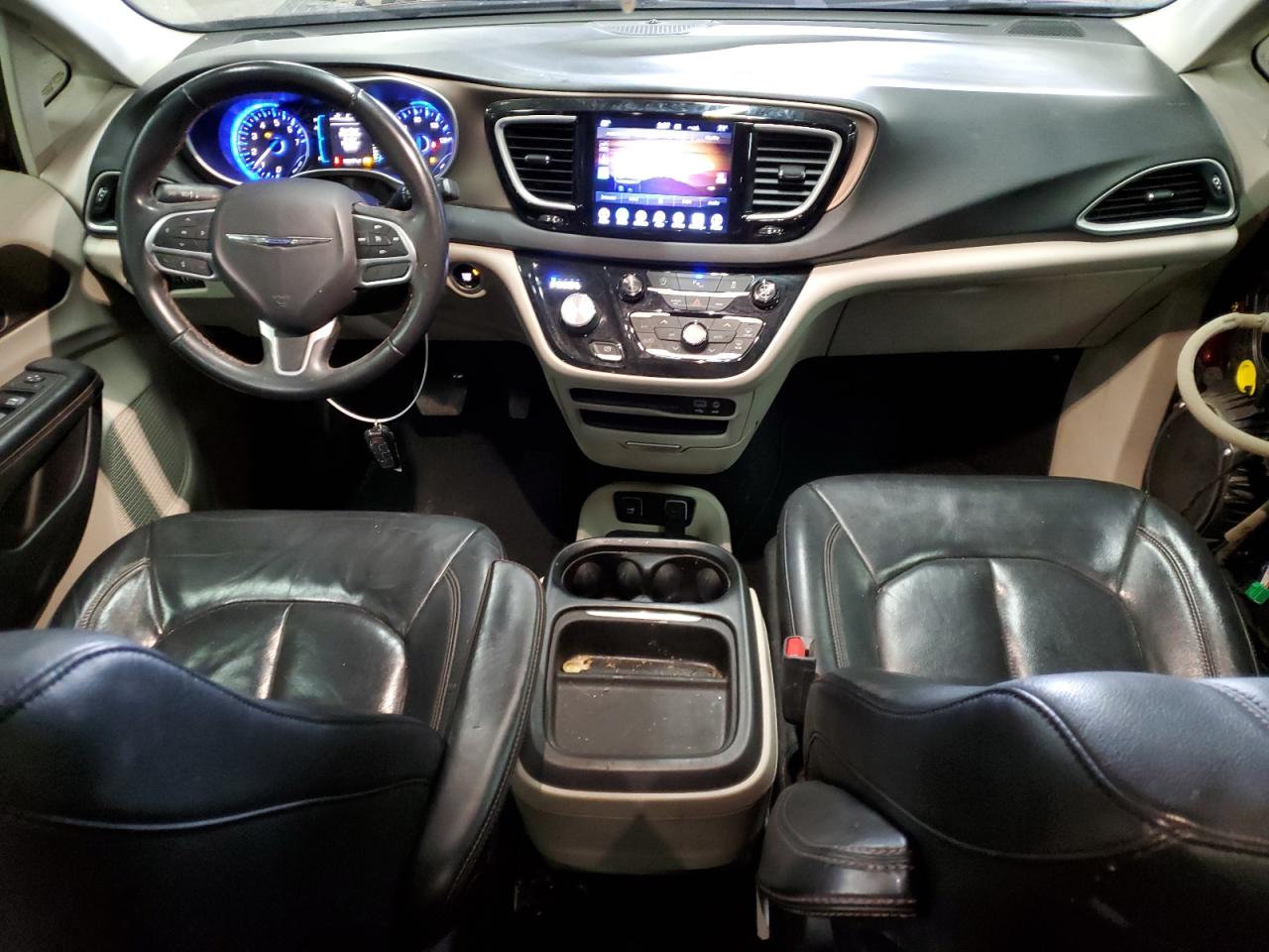 2017 Chrysler Pacifica - Image 8