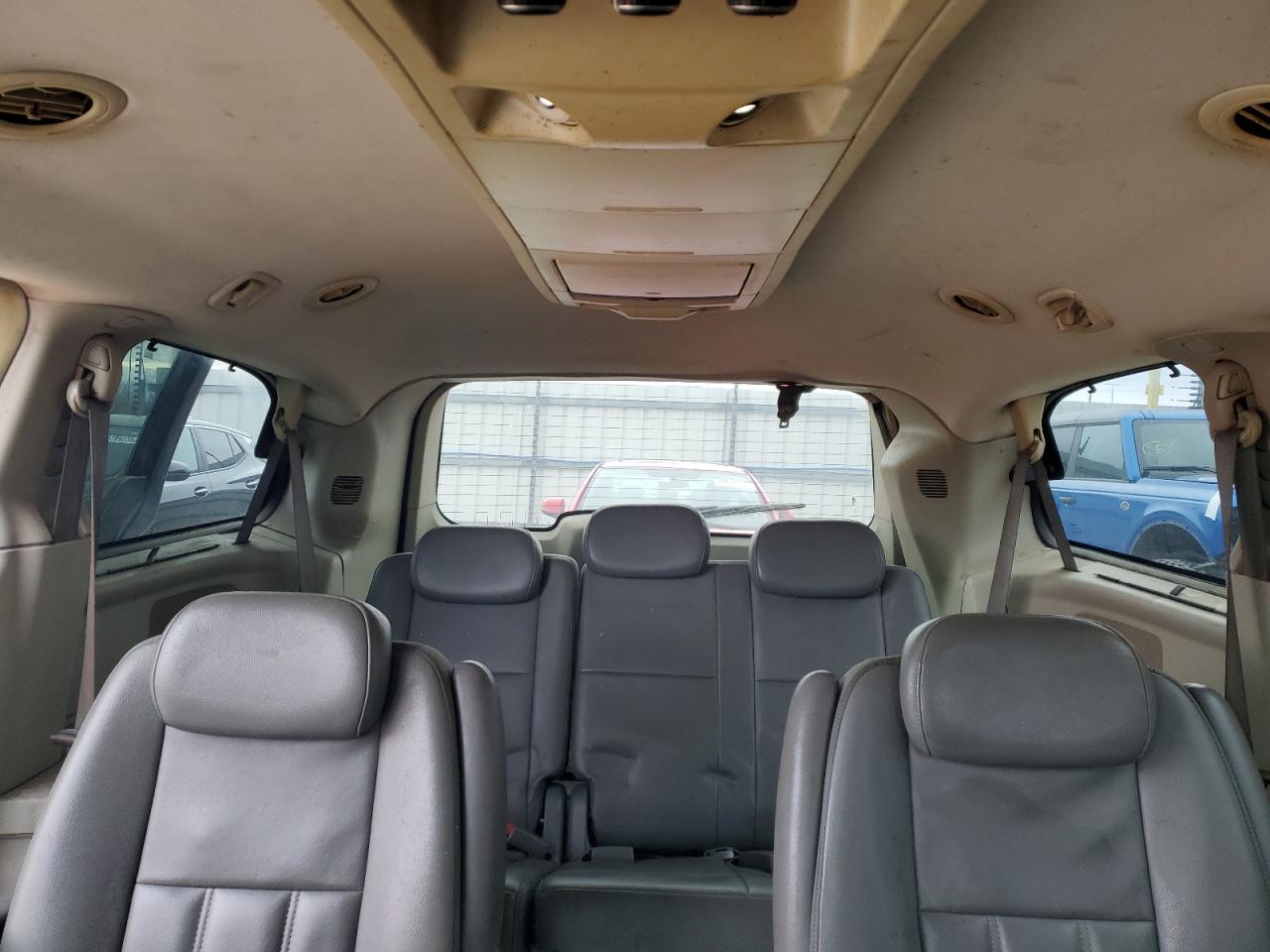 2009 Chrysler Town & Country - Image 10