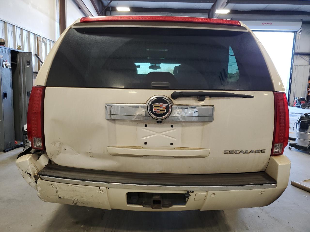 2010 Cadillac Escalade - Image 6