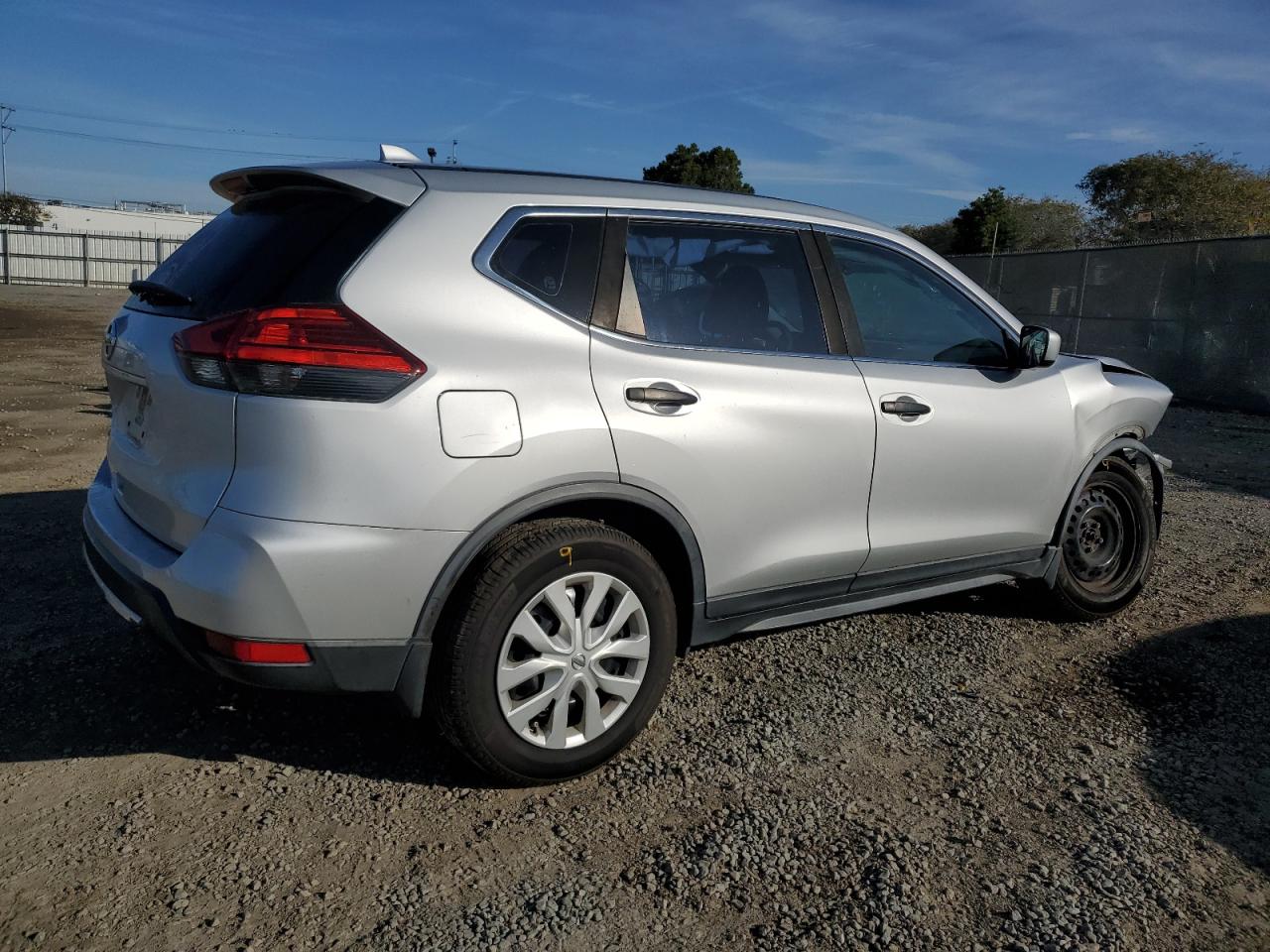 2017 Nissan Rogue - Image 3