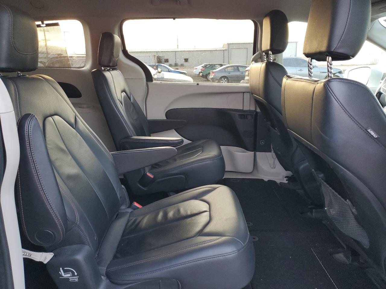 2017 Chrysler Pacifica - Image 12