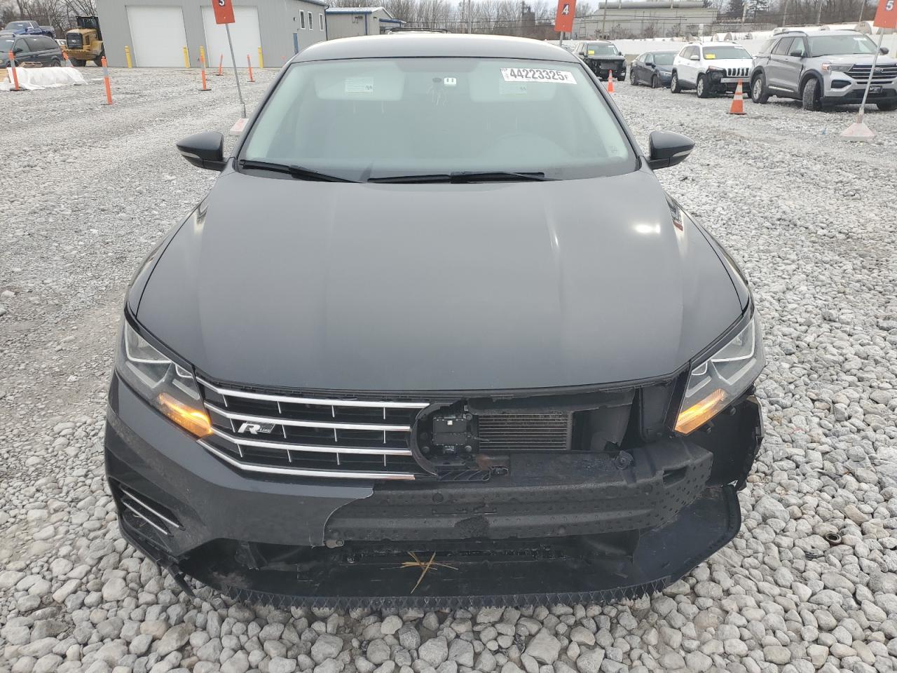 2017 Volkswagen Passat - Image 5