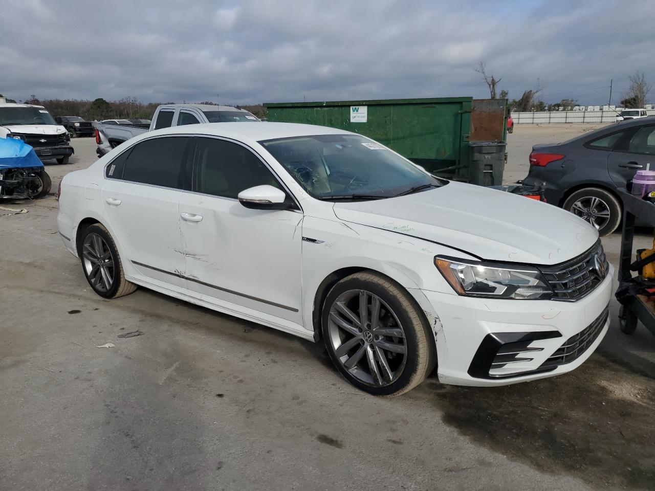 2017 Volkswagen Passat - Image 4