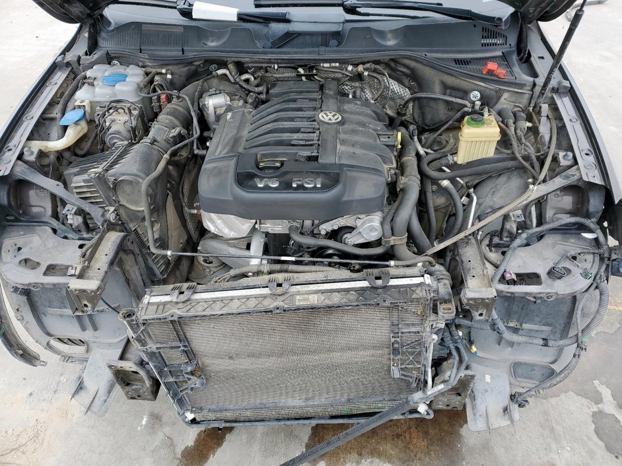2015 Volkswagen Touareg - Image 12