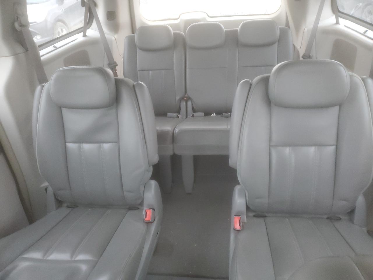 2009 Chrysler Town & Country - Image 10