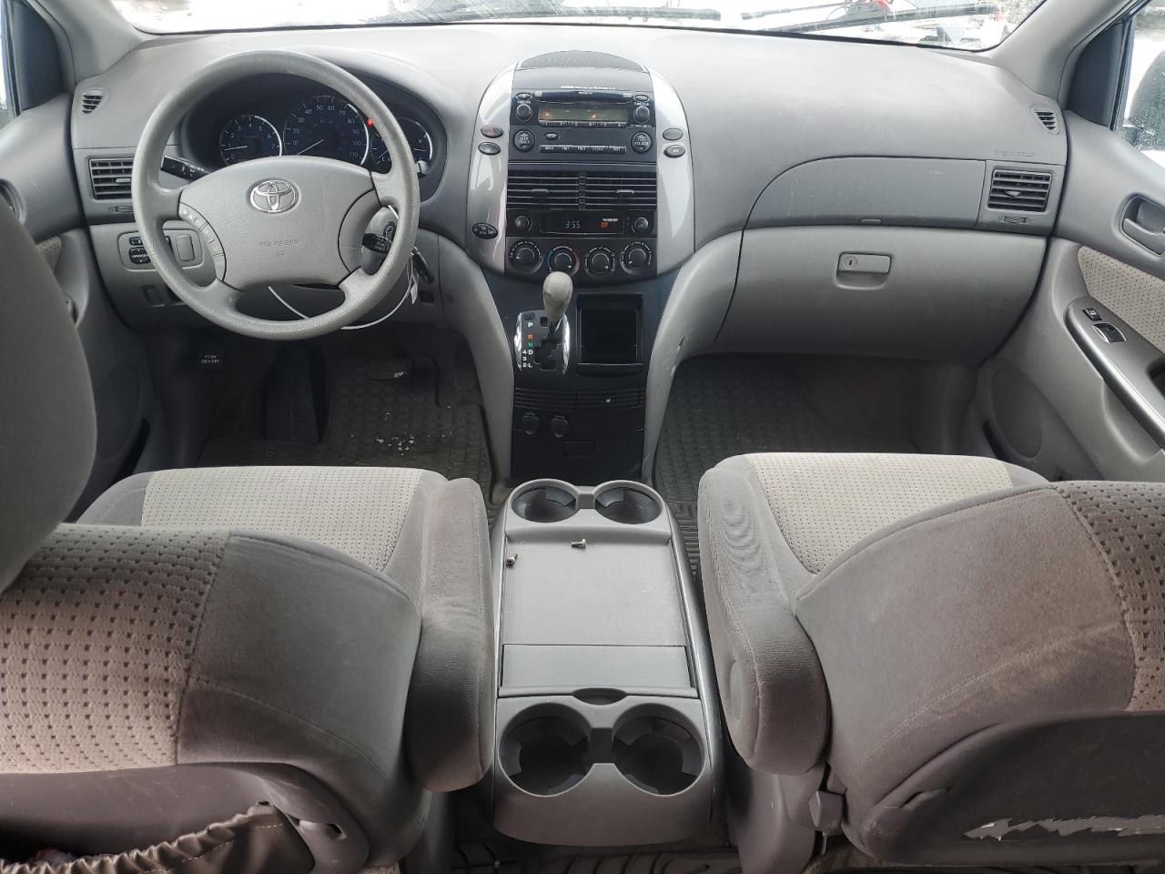 2010 Toyota Sienna - Image 8