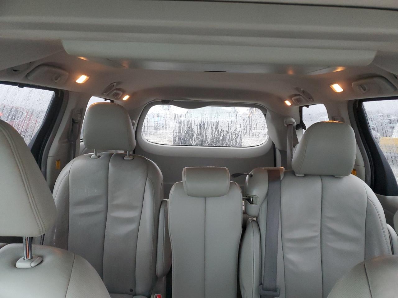 2013 Toyota Sienna - Image 10