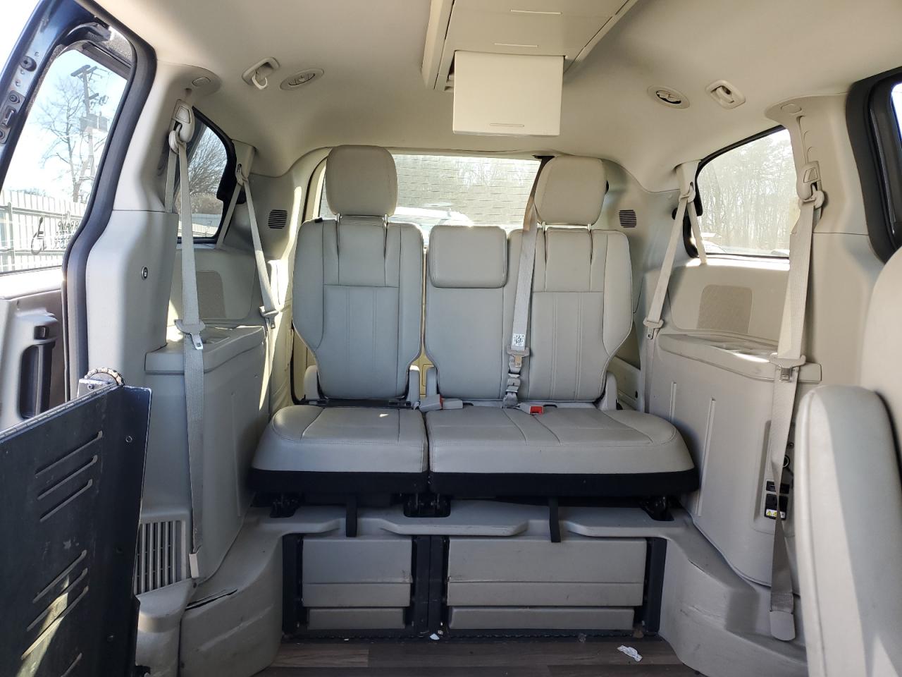 2013 Chrysler Town & Country - Image 10