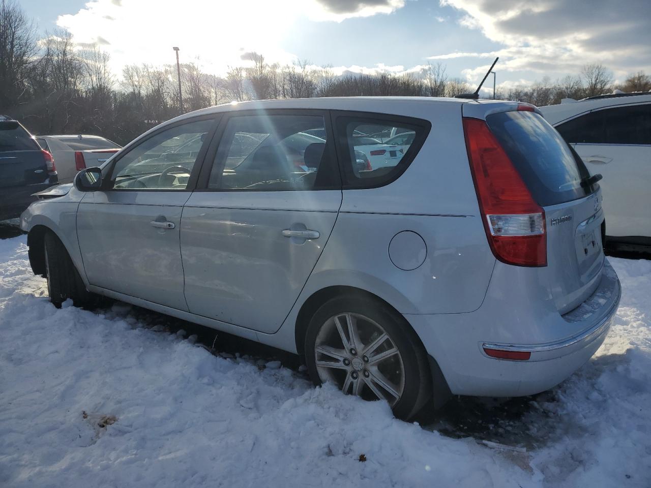 2009 Hyundai Elantra - Image 2