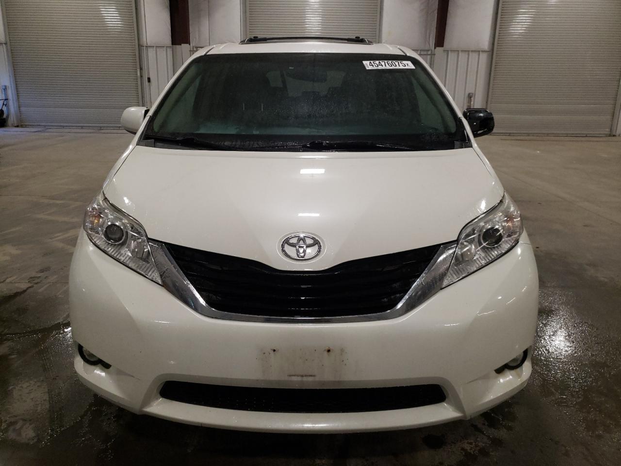 2015 Toyota Sienna - Image 5
