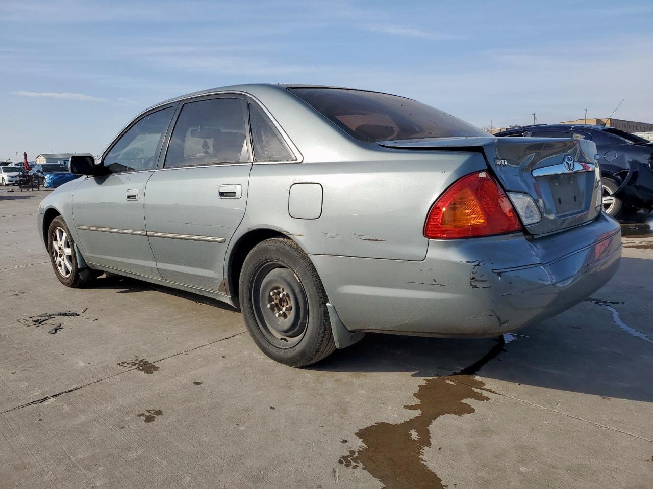 2001 Toyota Avalon - Image 2