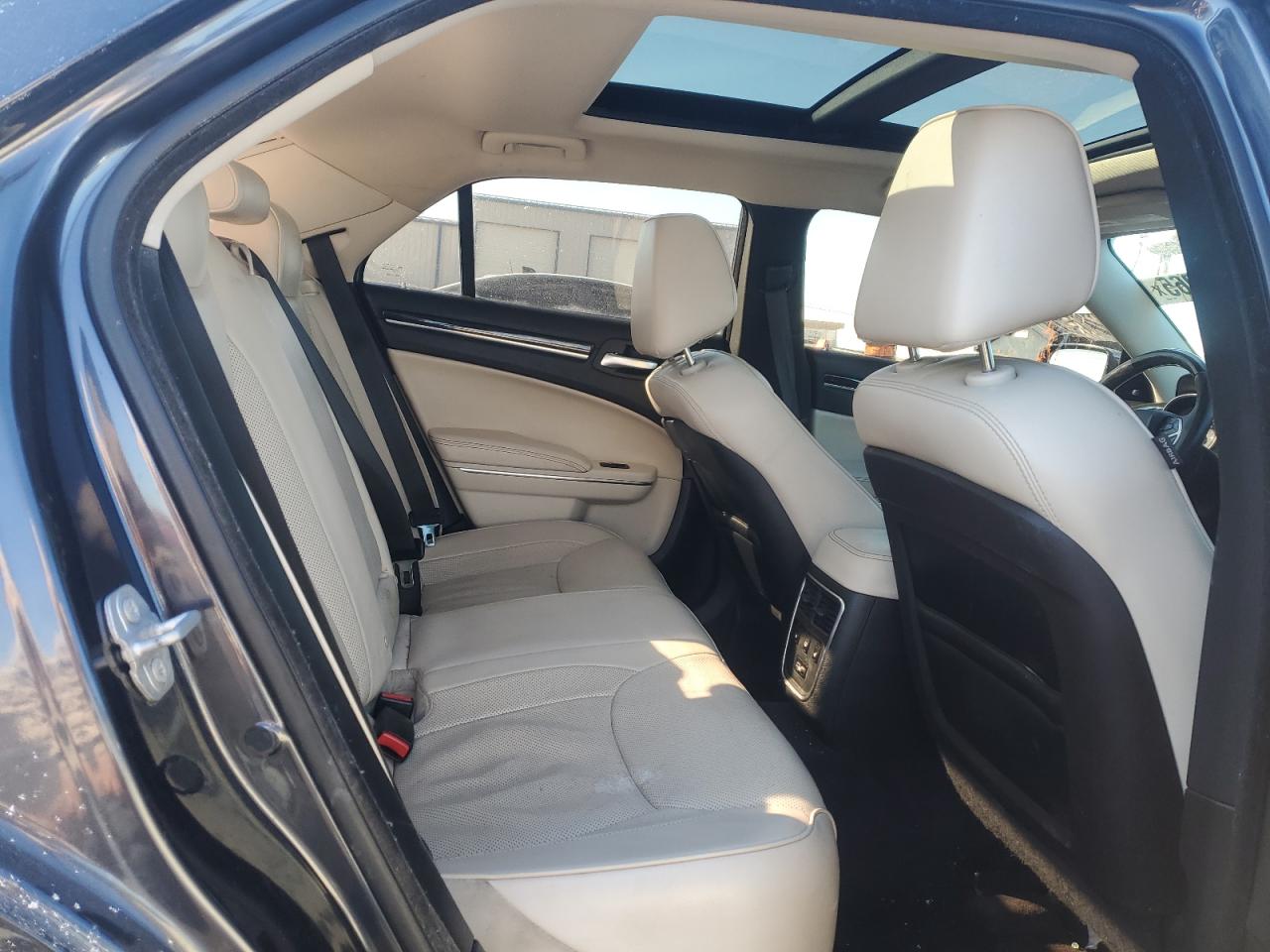 2016 Chrysler 300 - Image 10