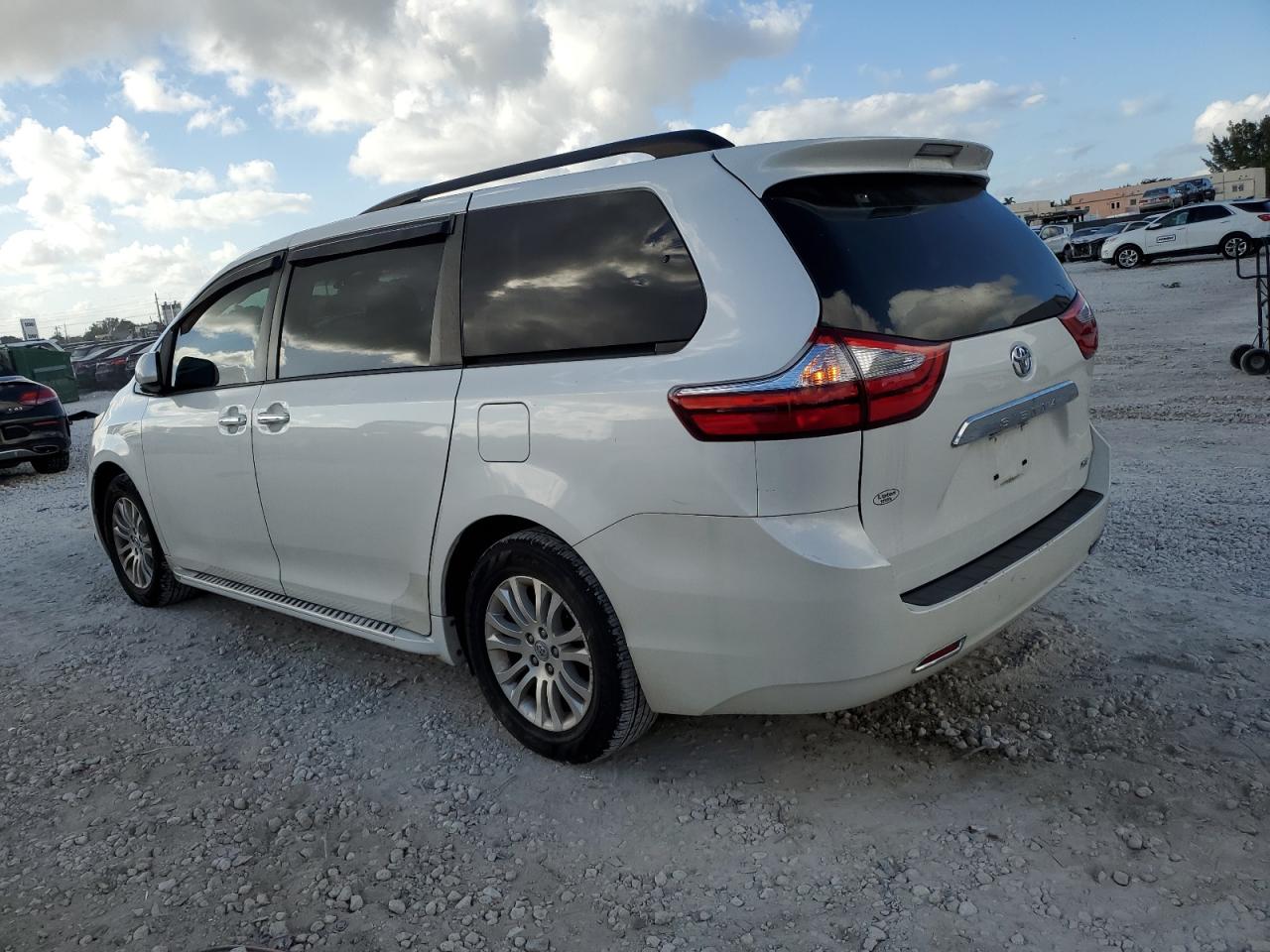 2017 Toyota Sienna - Image 2