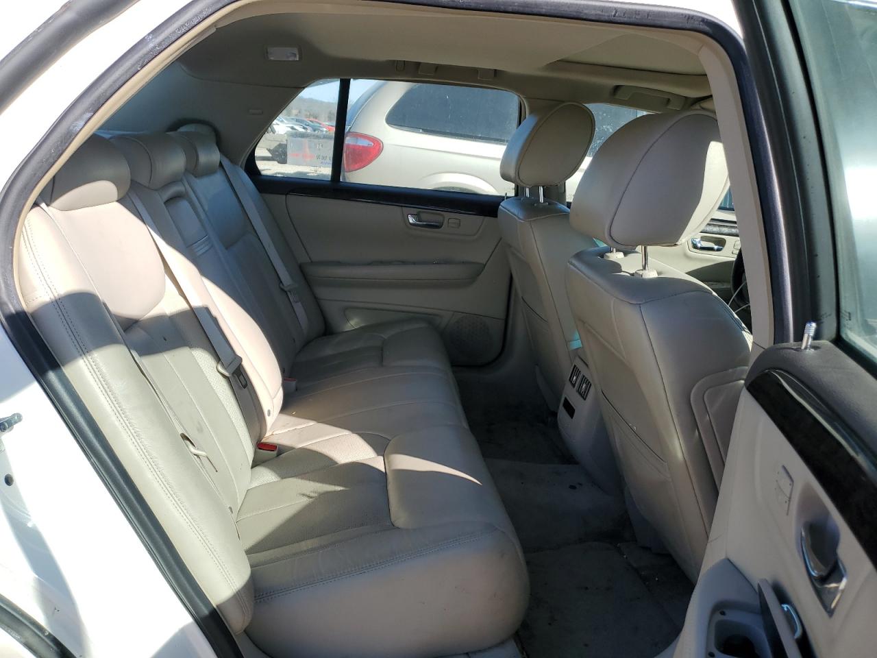 2010 Cadillac DTS - Image 10