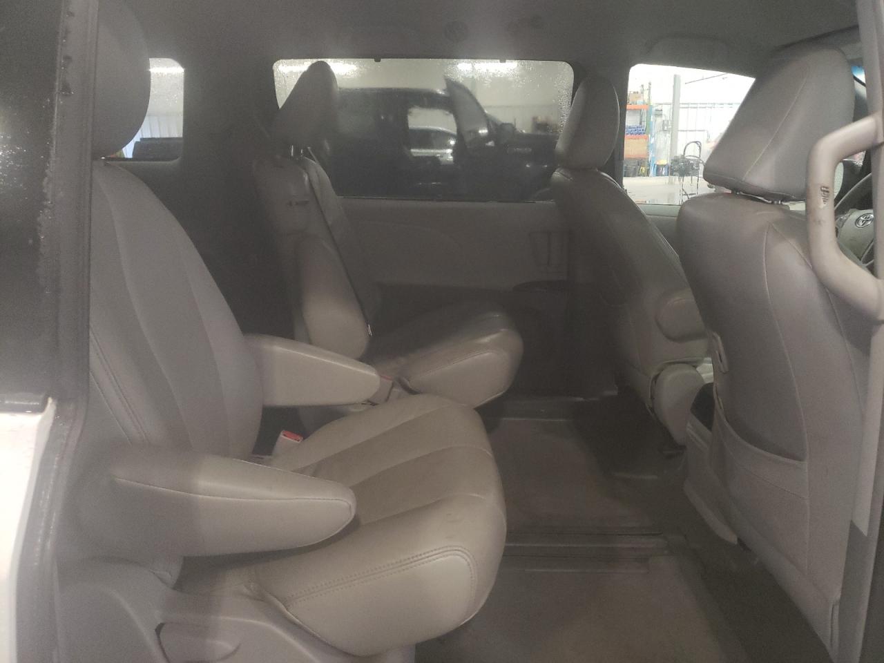 2011 Toyota Sienna - Image 11