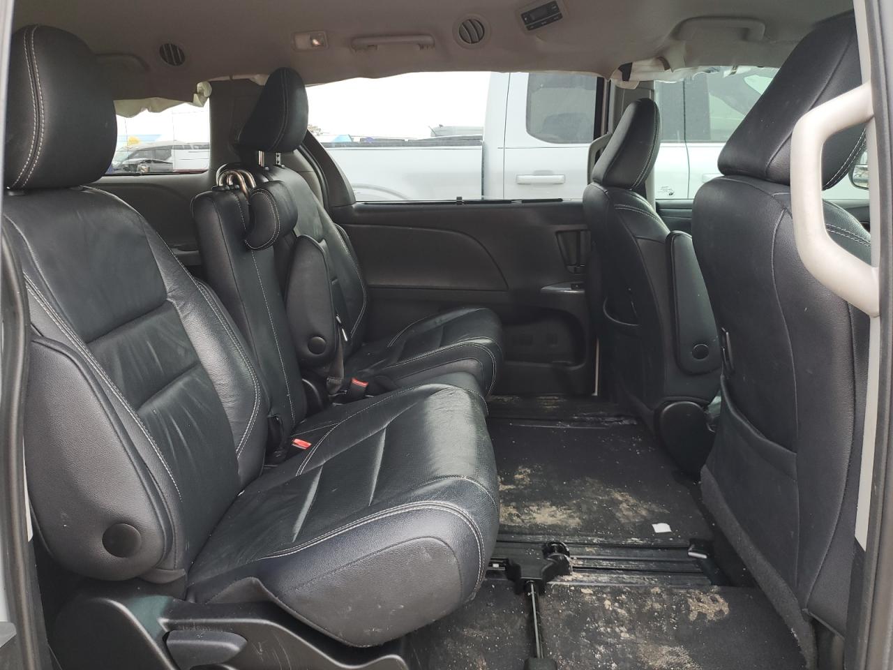 2017 Toyota Sienna - Image 11