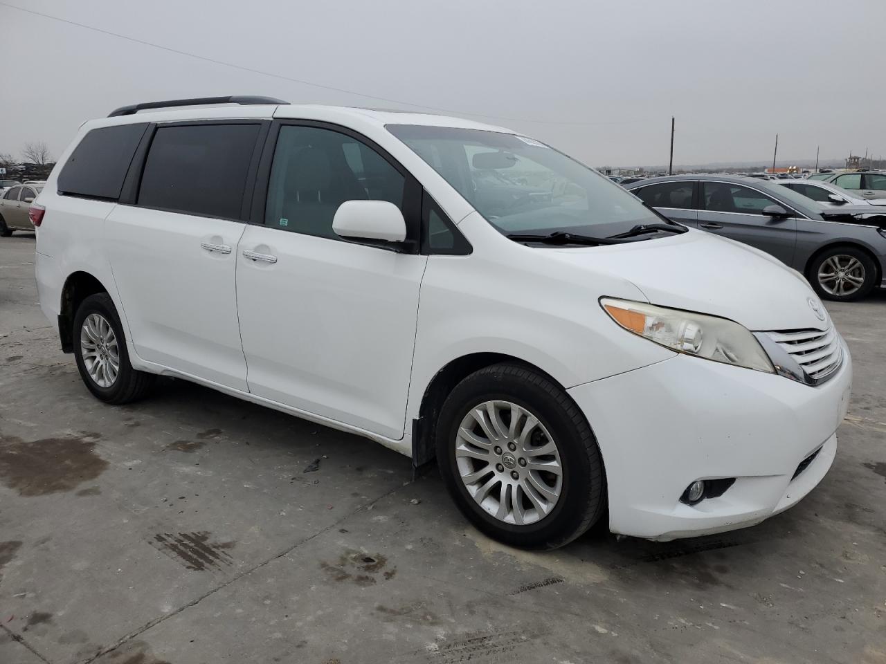2017 Toyota Sienna - Image 4