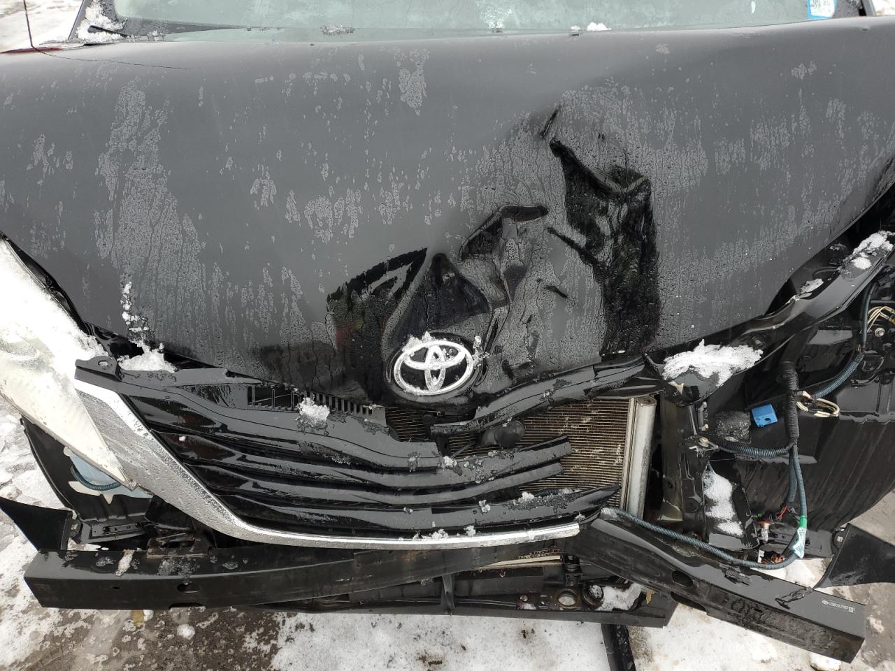 2011 Toyota Sienna - Image 12