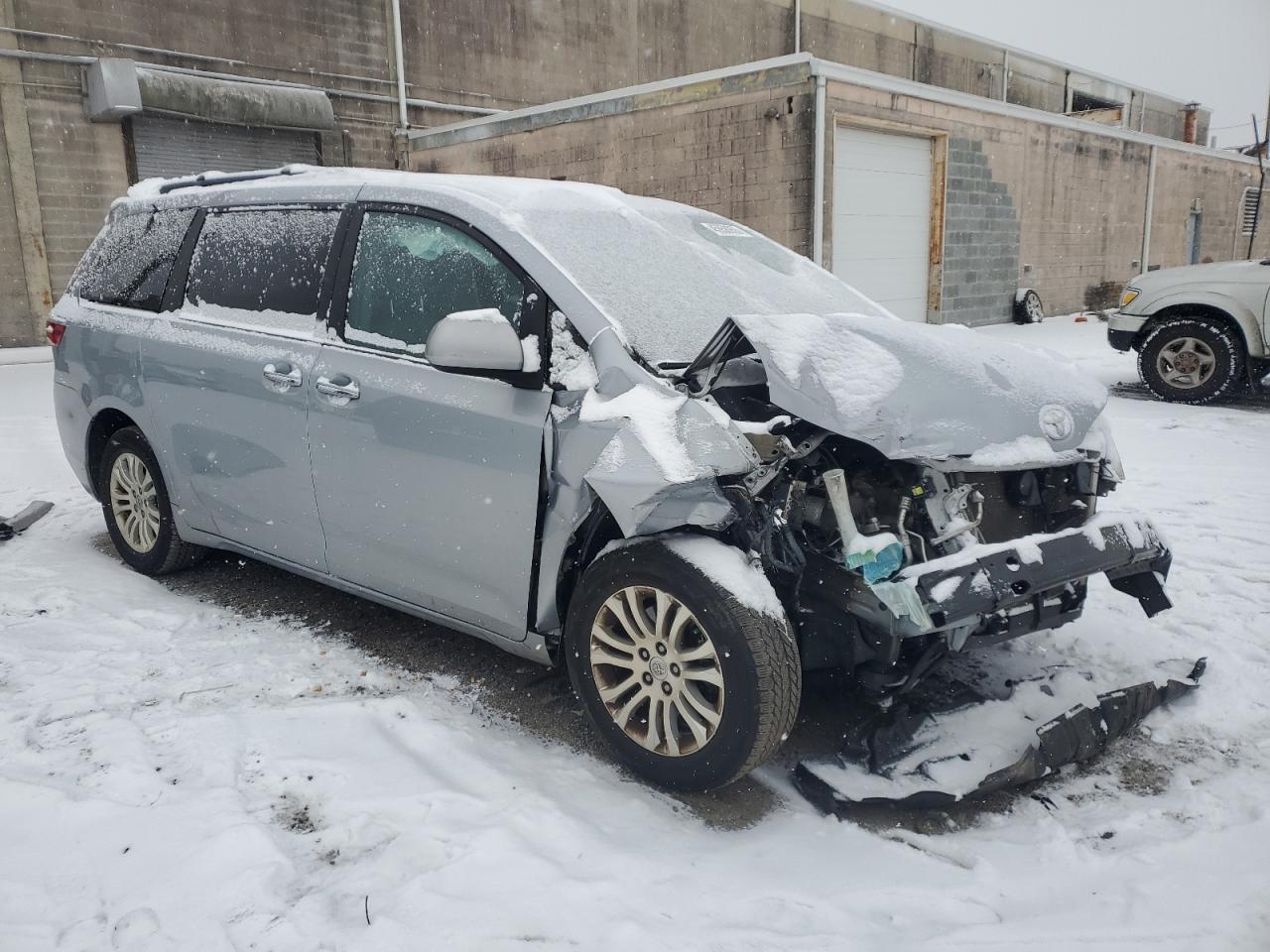 2016 Toyota Sienna - Image 4
