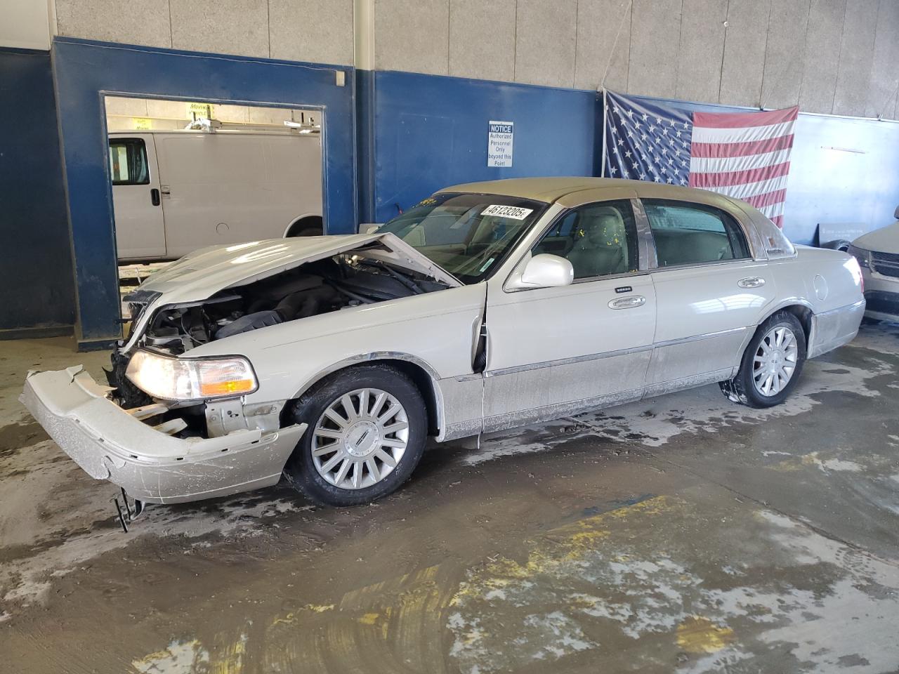 2004 Lincoln Town Car - Image 1