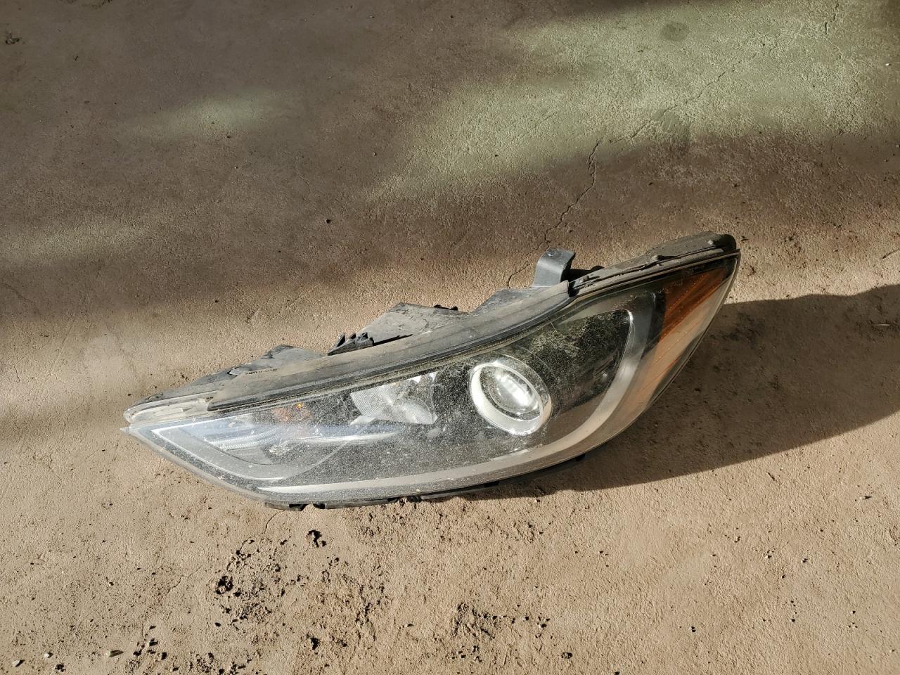 2017 Hyundai Elantra - Image 12