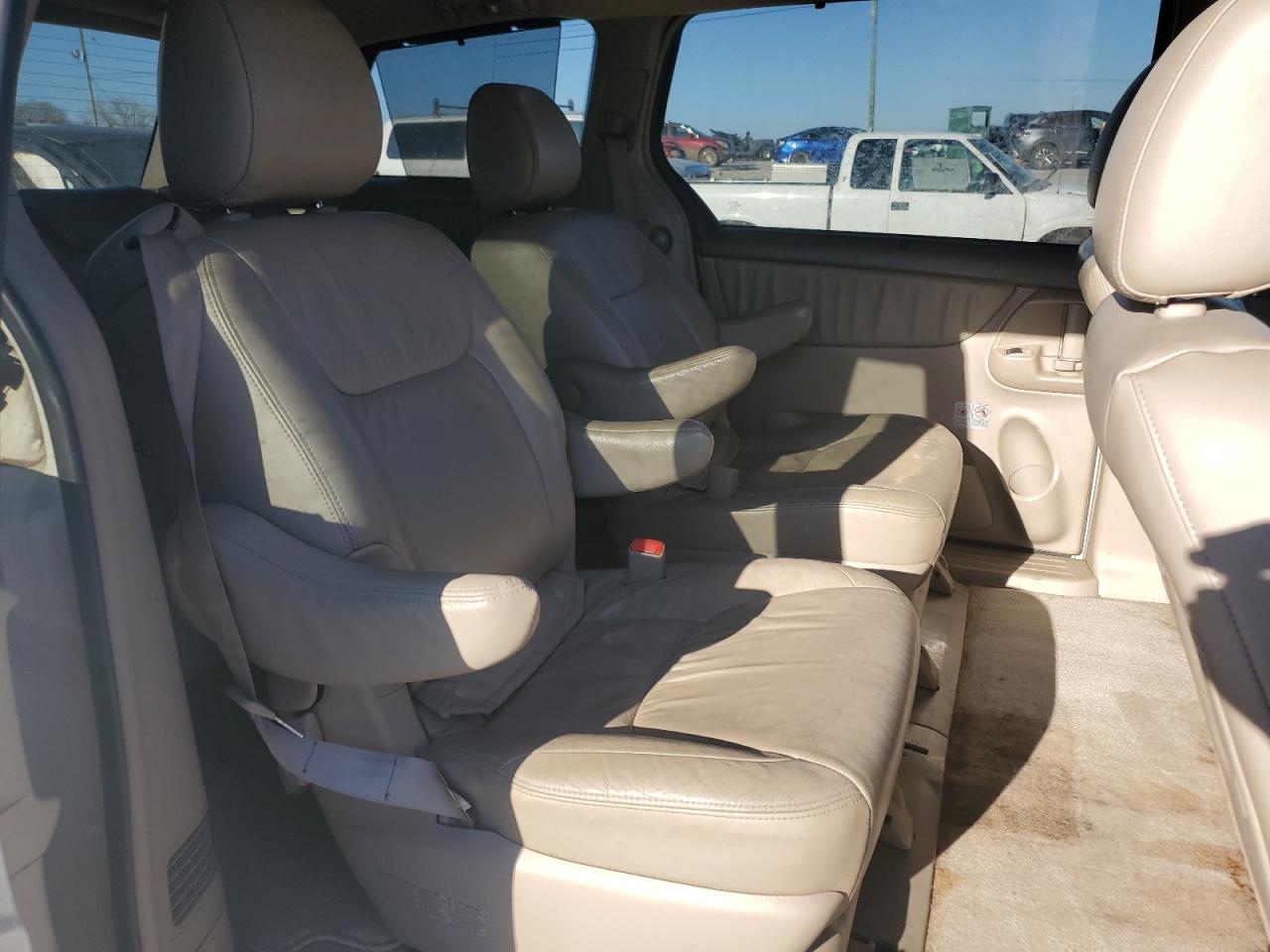 2010 Toyota Sienna - Image 11