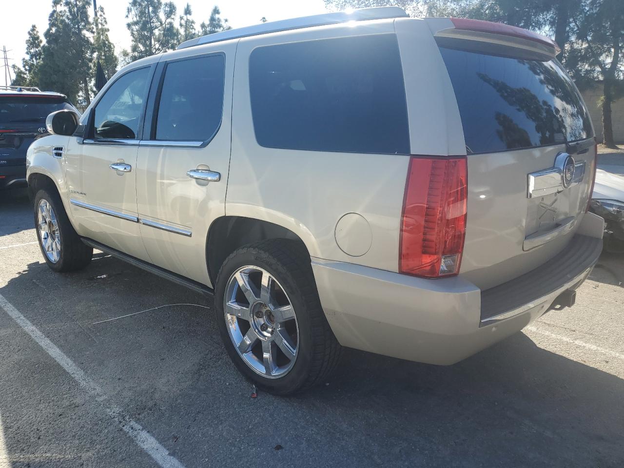 2007 Cadillac Escalade - Image 2