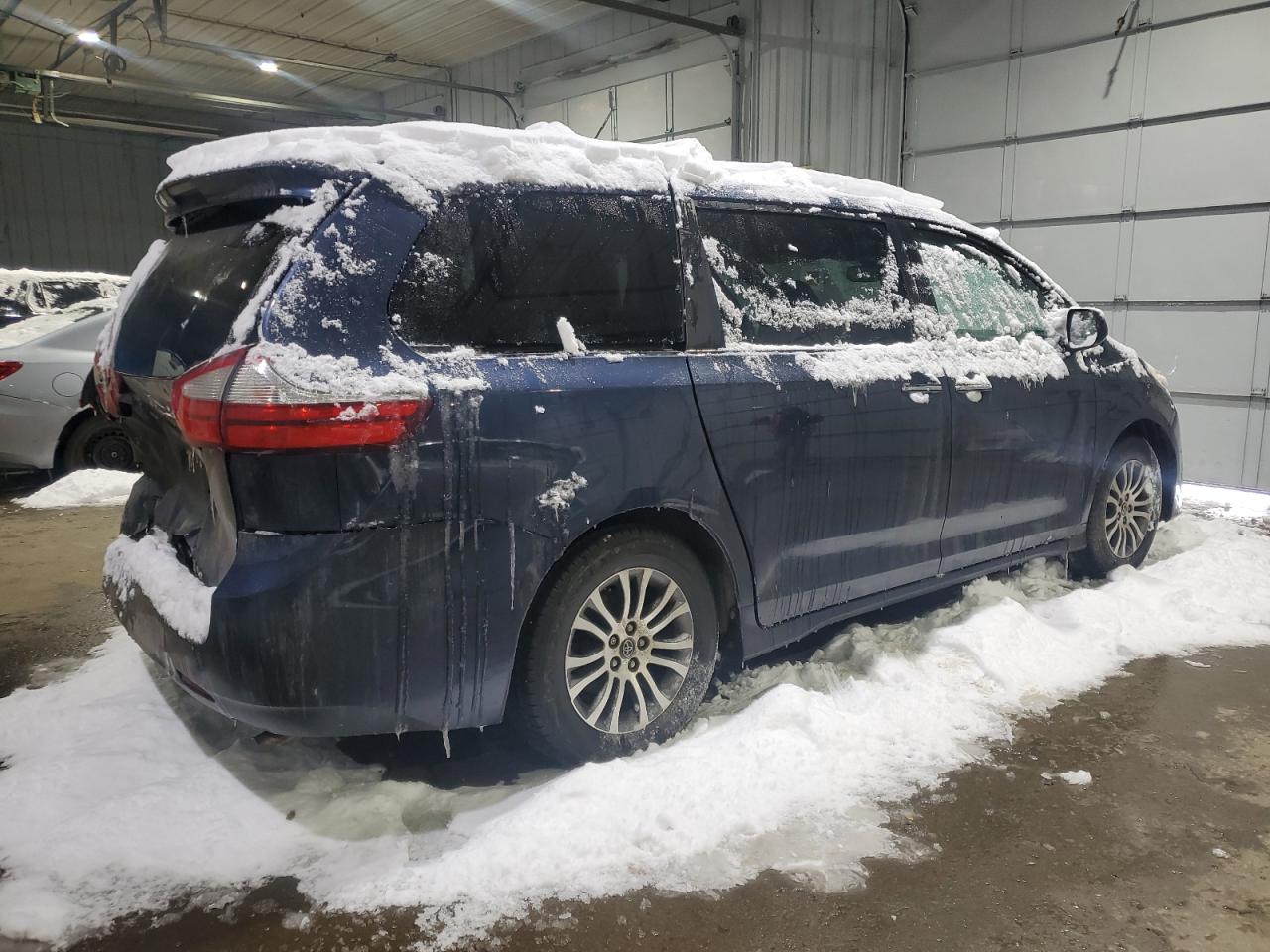 2018 Toyota Sienna - Image 3