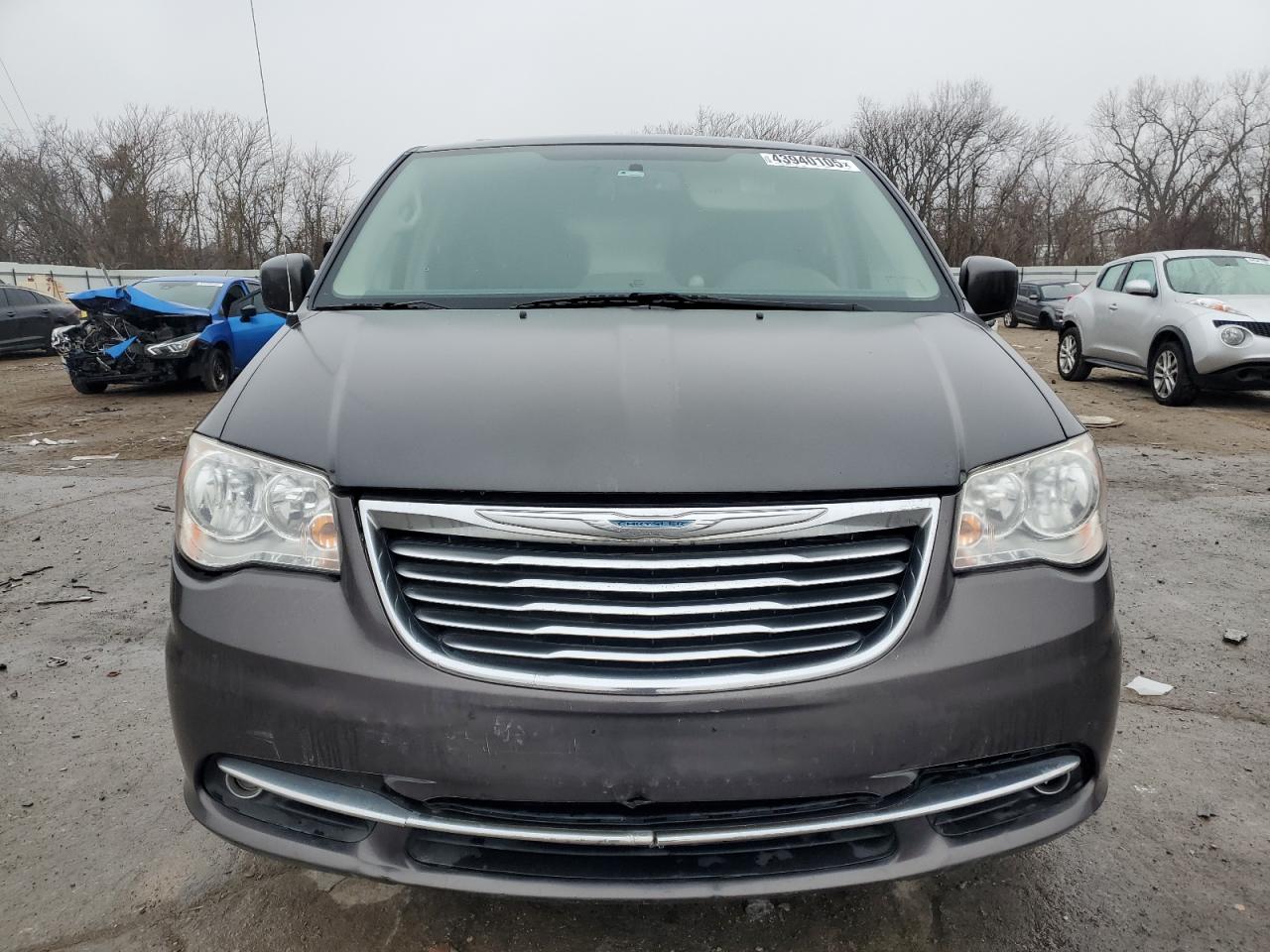 2016 Chrysler Town & Country - Image 5