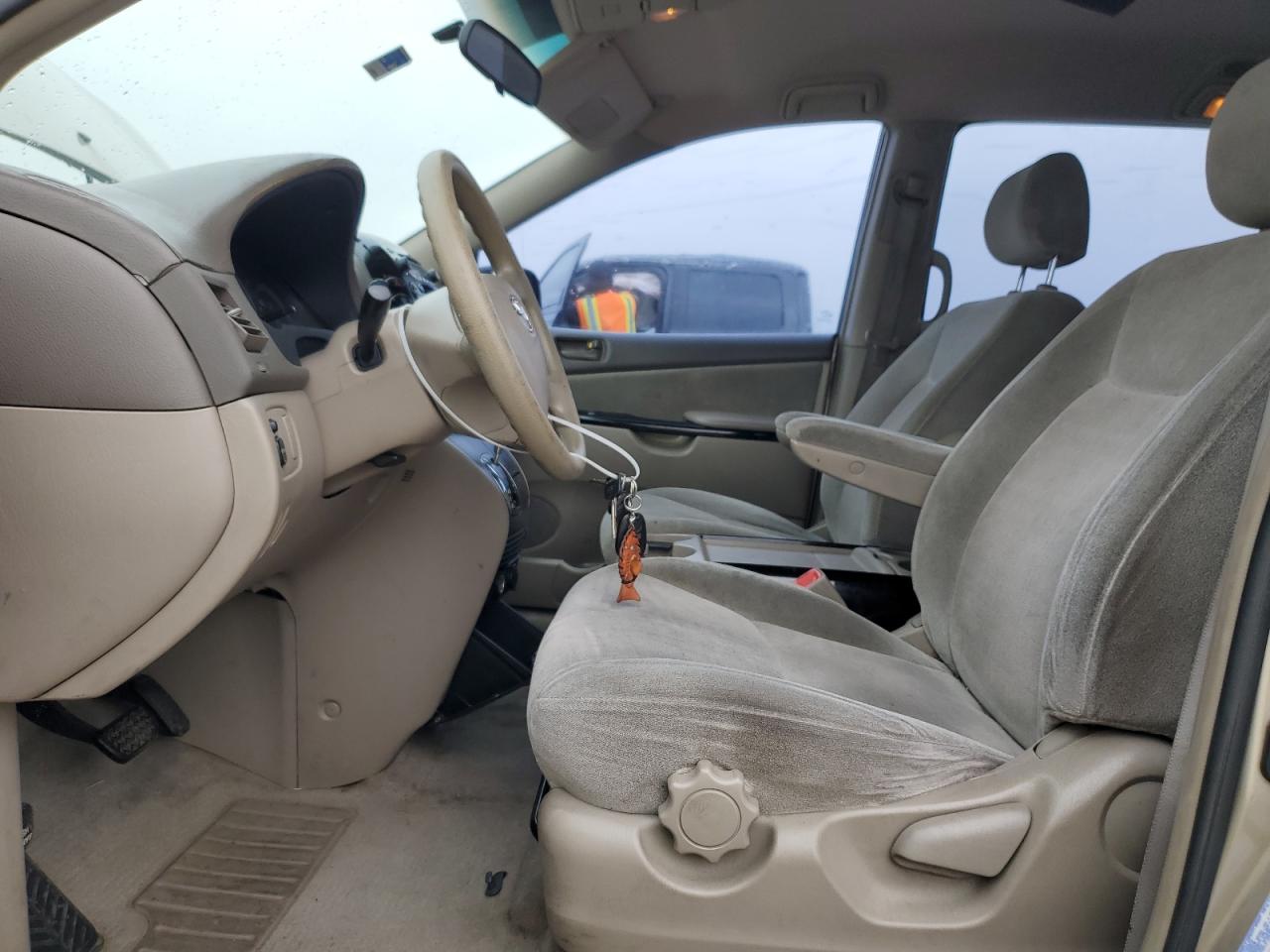 2004 Toyota Sienna - Image 7