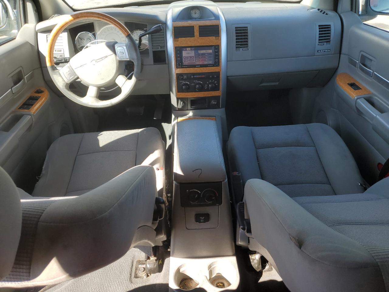 2009 Chrysler Aspen - Image 8