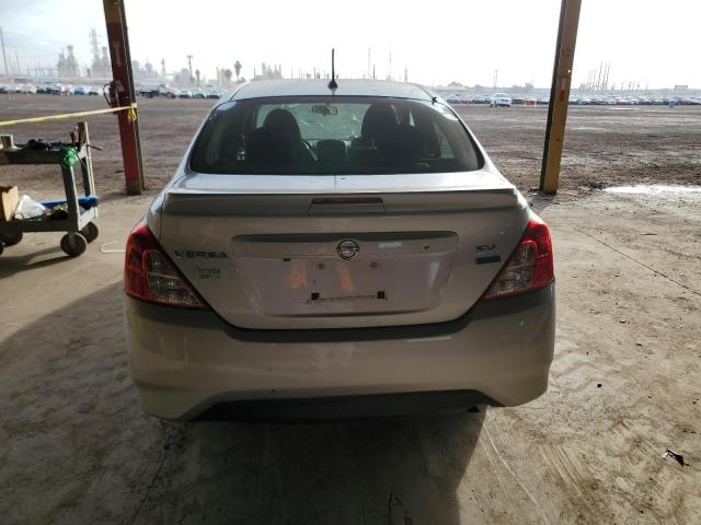  NISSAN VERSA 2018 Srebrny