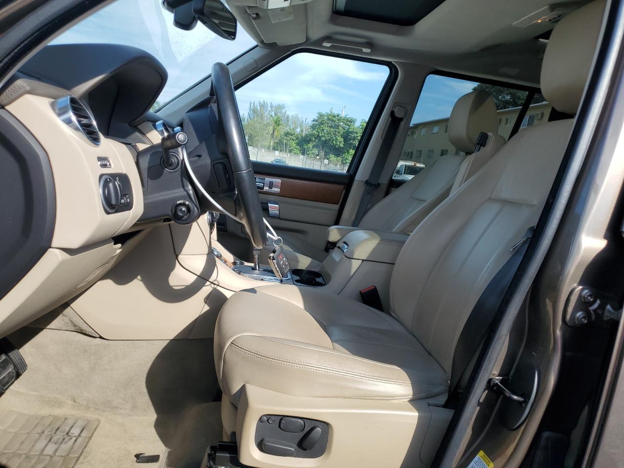 2010 Land Rover LR4 - Image 7
