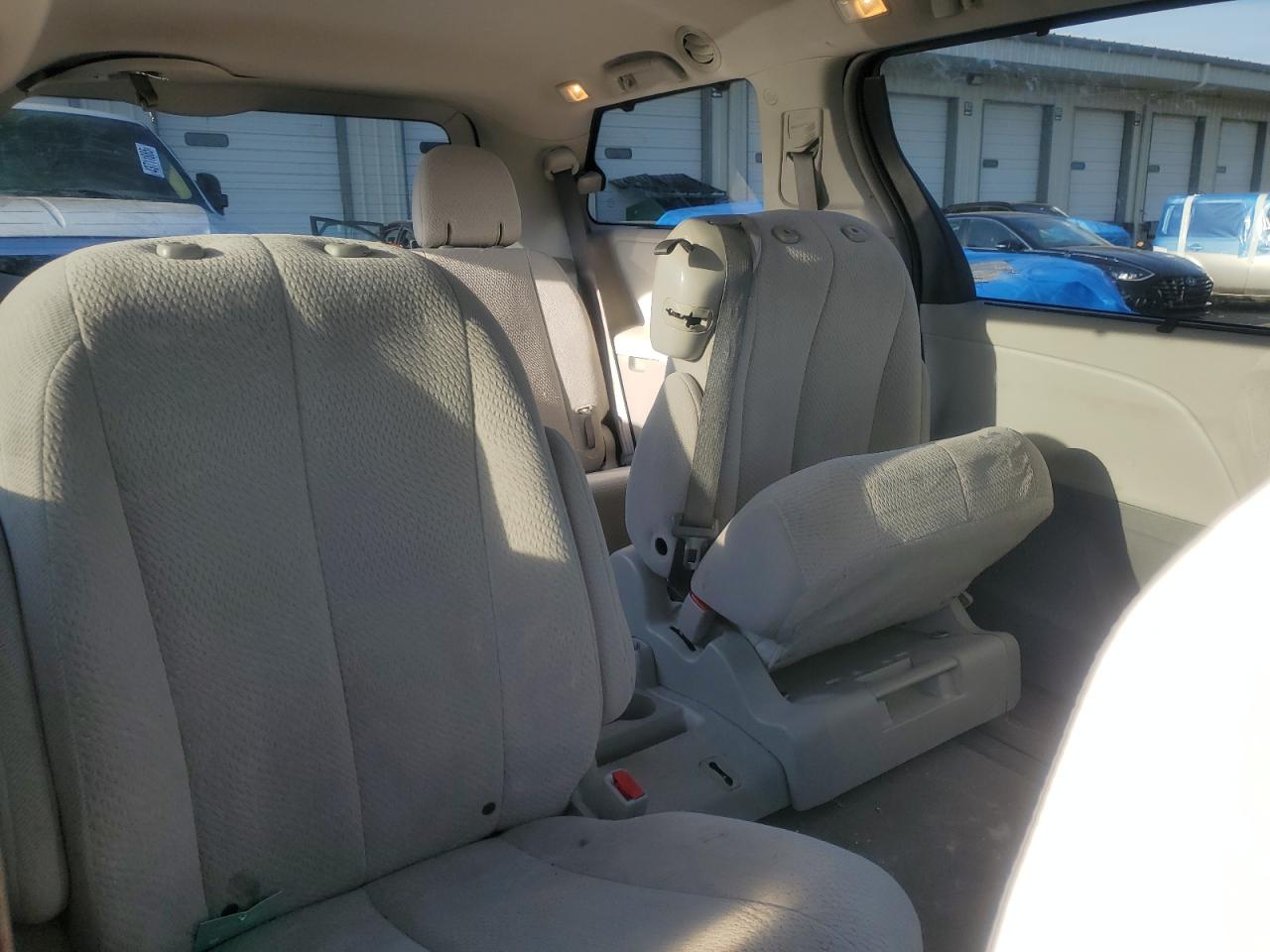 2014 Toyota Sienna - Image 11