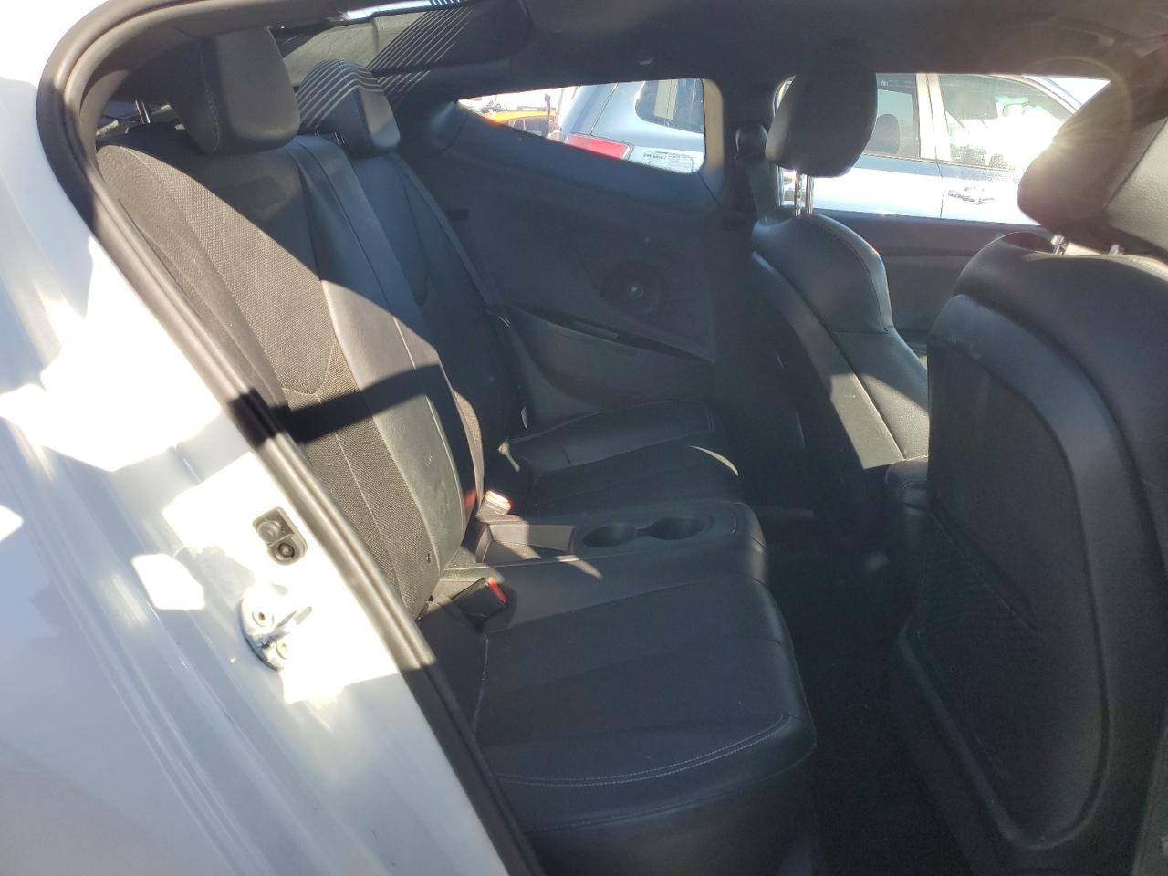 2016 Hyundai Veloster - Image 10