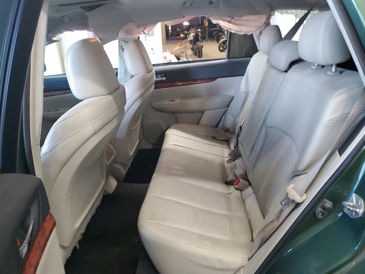 2011 Subaru Outback - Image 11