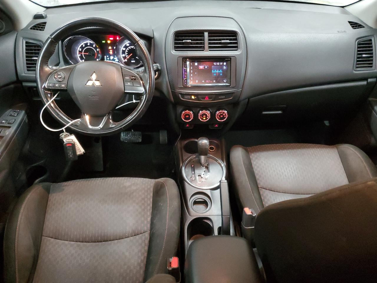 2017 Mitsubishi Outlander - Image 8