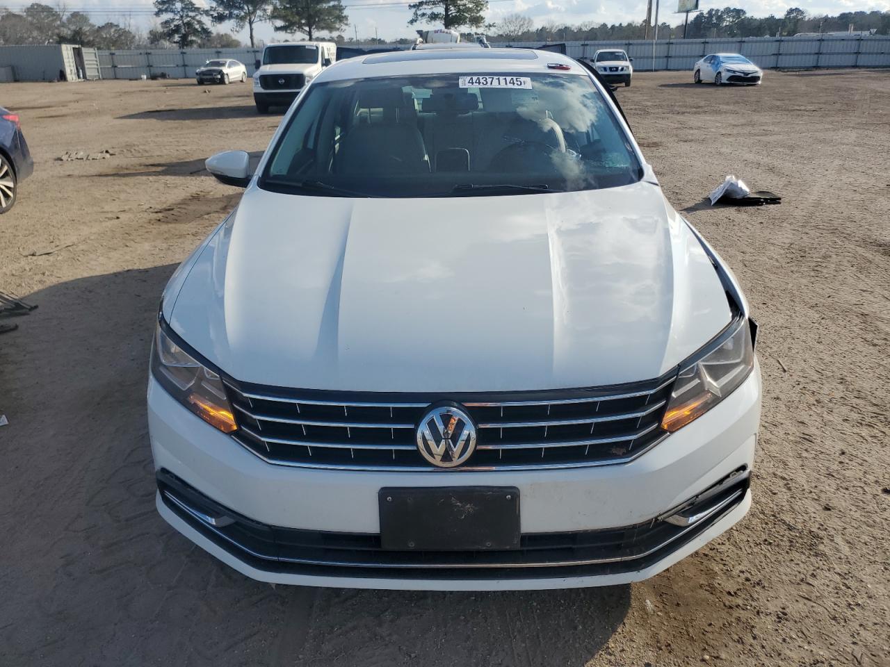 2018 Volkswagen Passat - Image 5