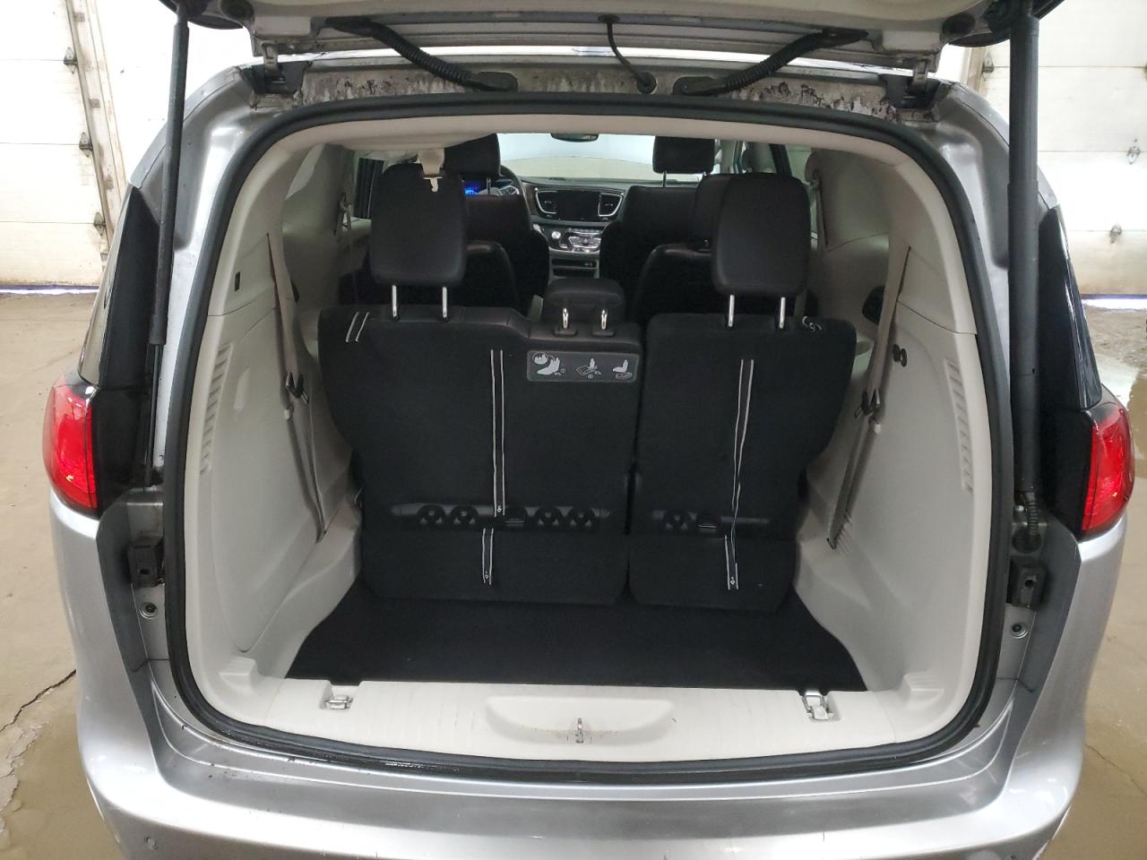 2018 Chrysler Pacifica - Image 6