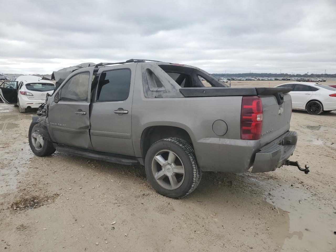2008 Chevrolet Avalanche - Image 2