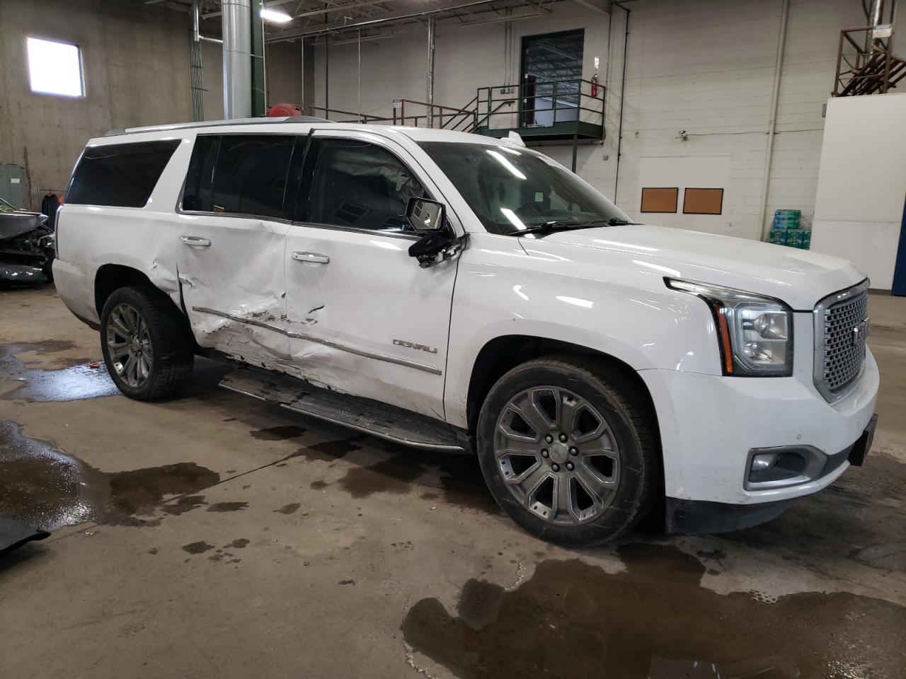 2016 GMC Yukon - Image 4