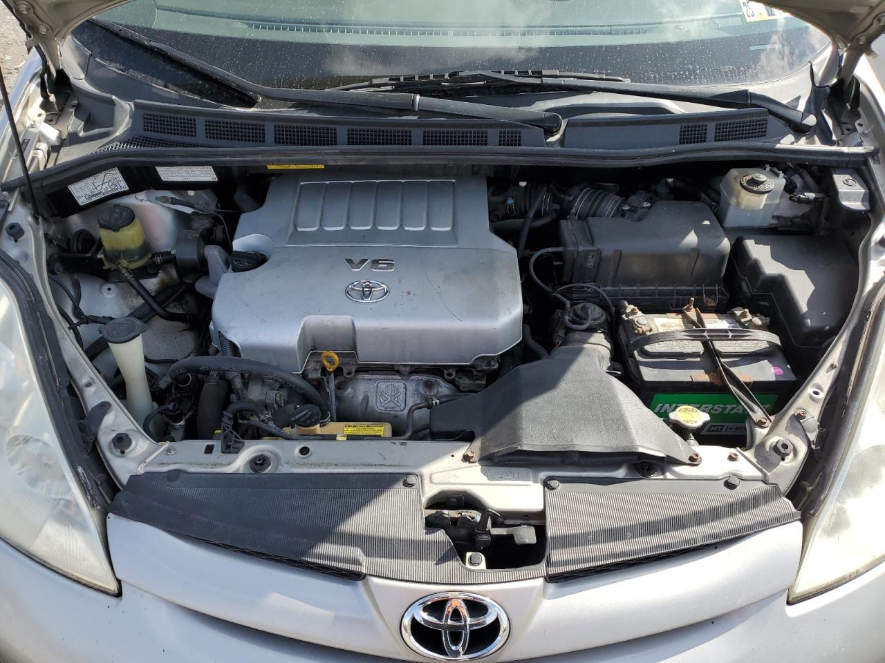 2010 Toyota Sienna - Image 12