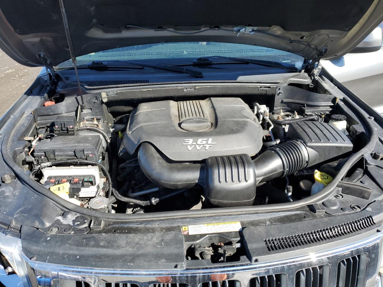 2012 Jeep Grand Cherokee - Image 12
