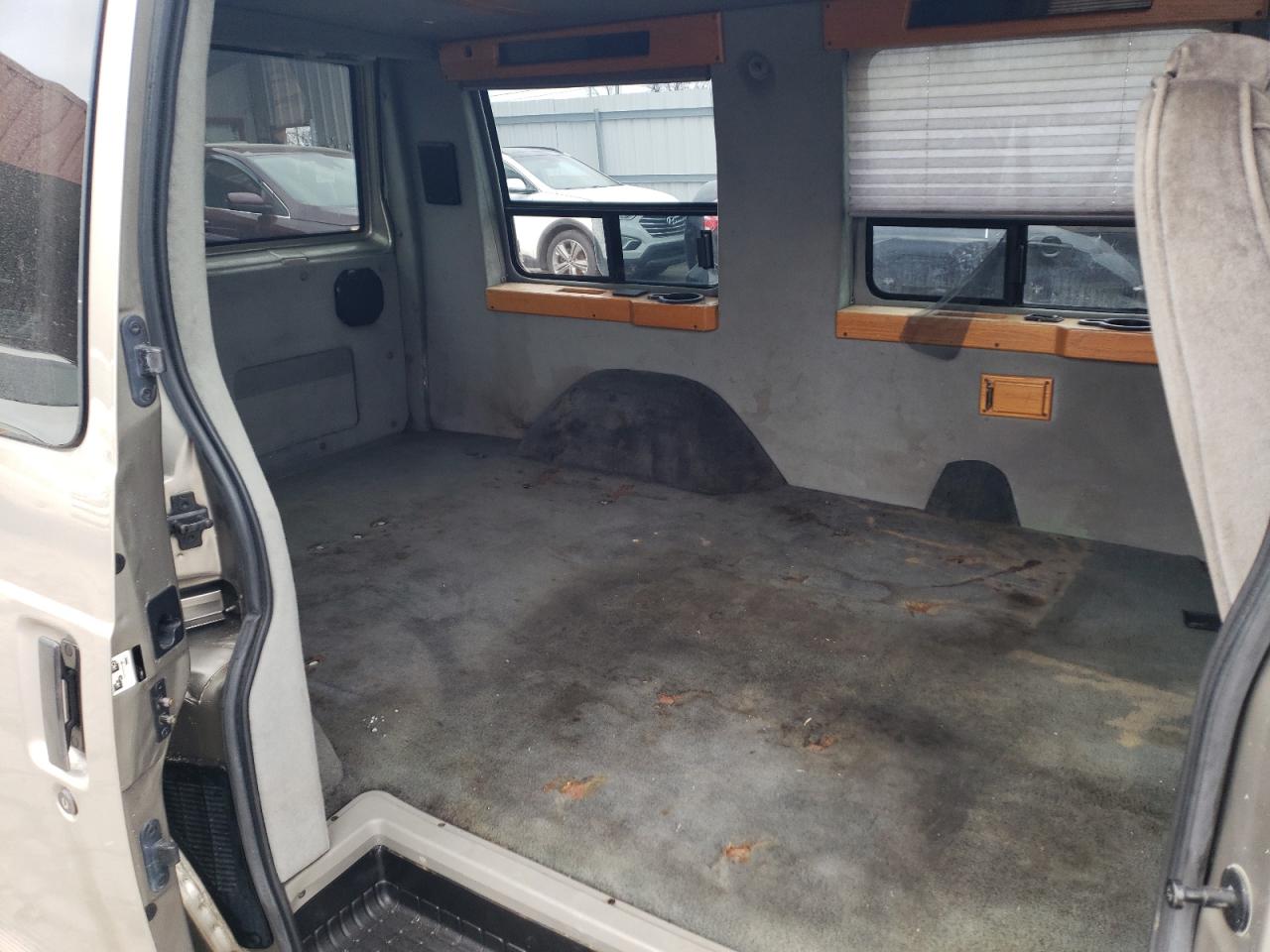 2002 Chevrolet Astro - Image 11
