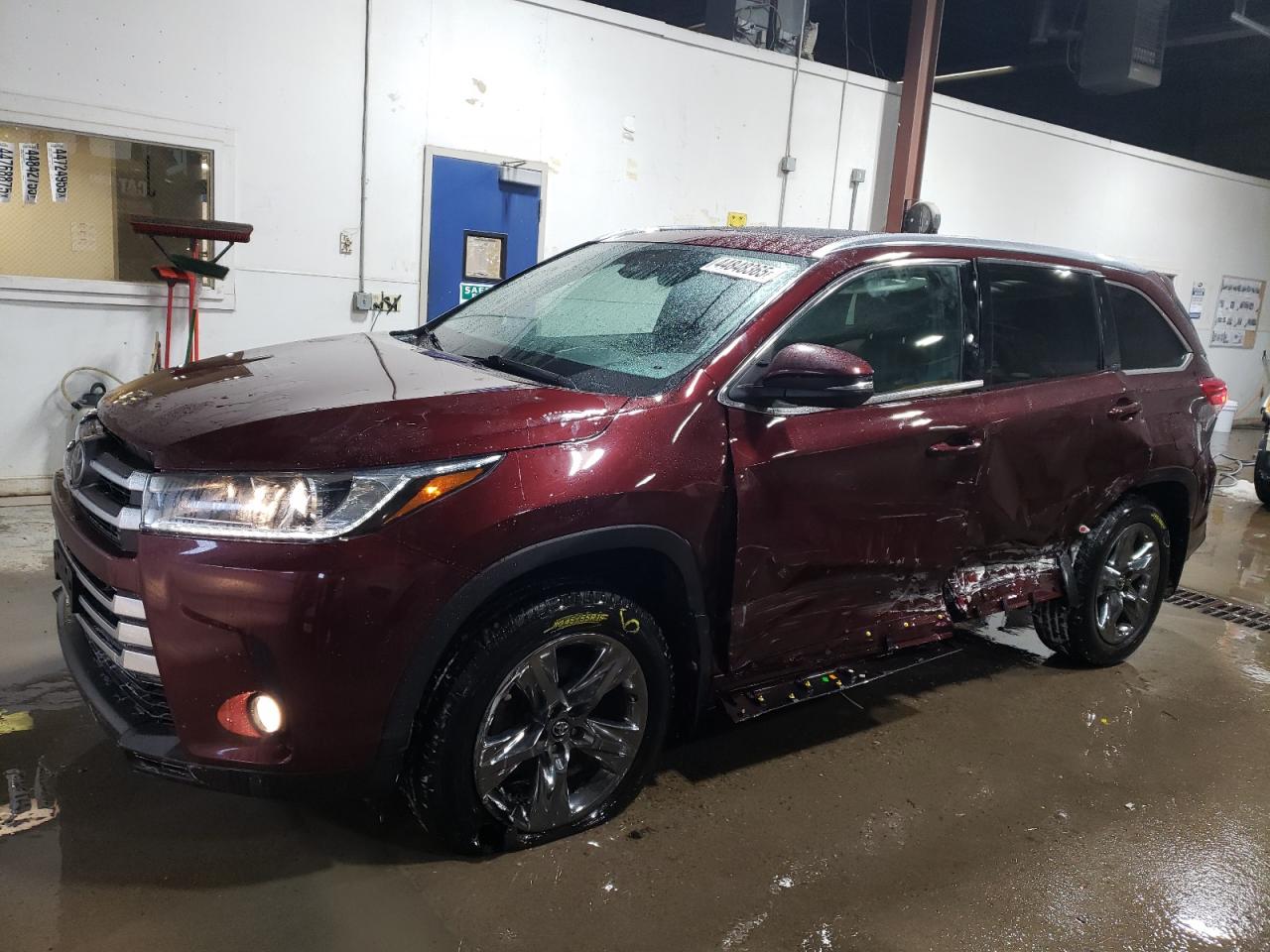 2017 Toyota Highlander - Image 1
