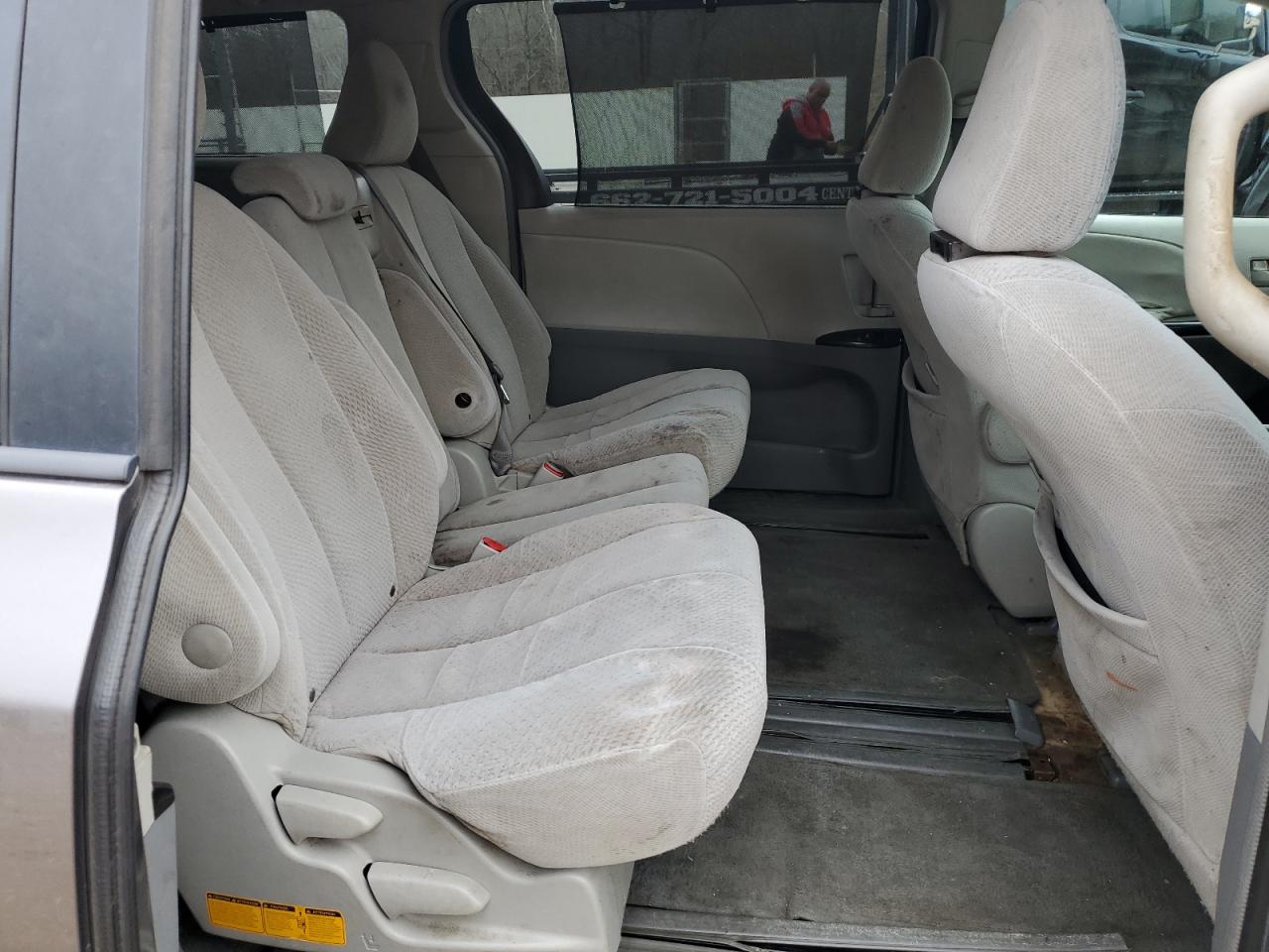 2011 Toyota Sienna - Image 12
